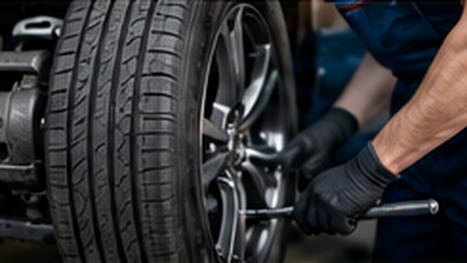 Werkstattarbeiten an Reifen und Fahrwerk