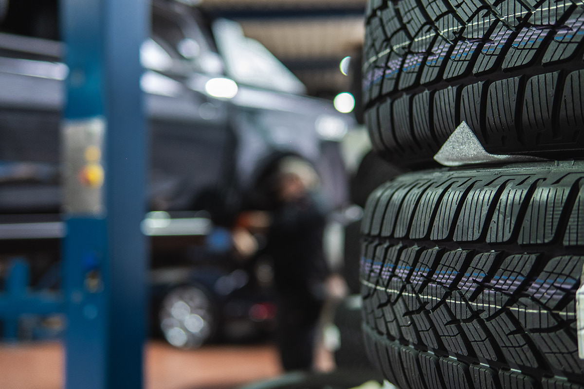 Reifen stehen in einer KFZ Werkstatt