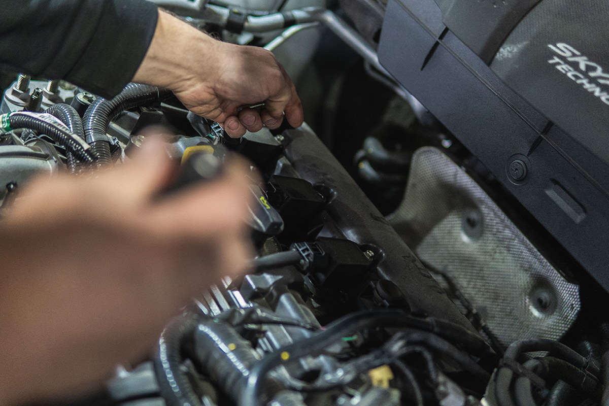 Mechatroniker arbeitet an einem Auto
