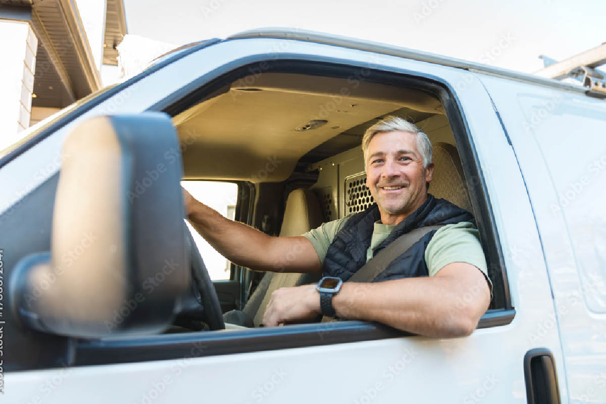 Mann fährt Transporter